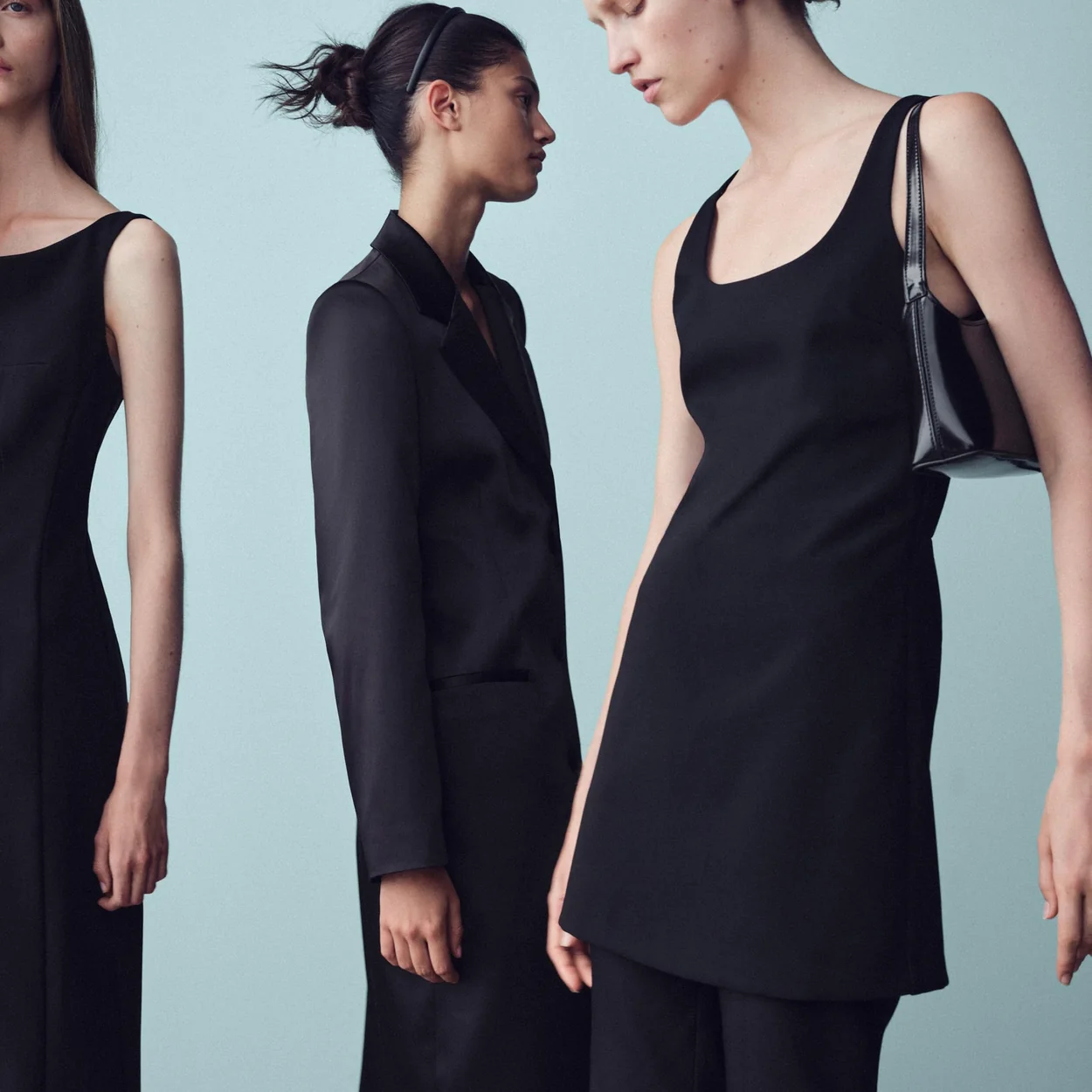 Tres modelos con vestidos negros de Zara
