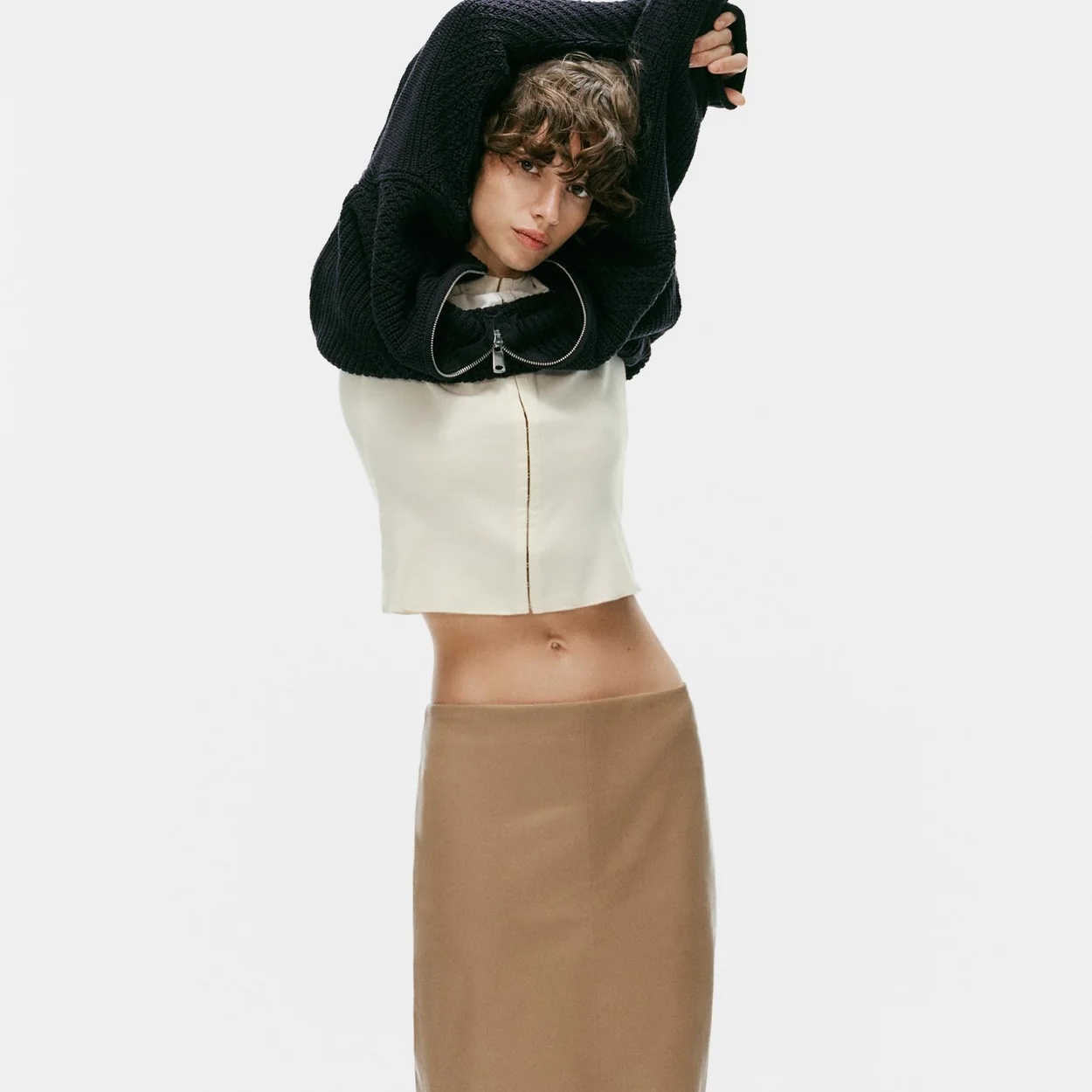 Modelo con top de piel y falda camel de Zara