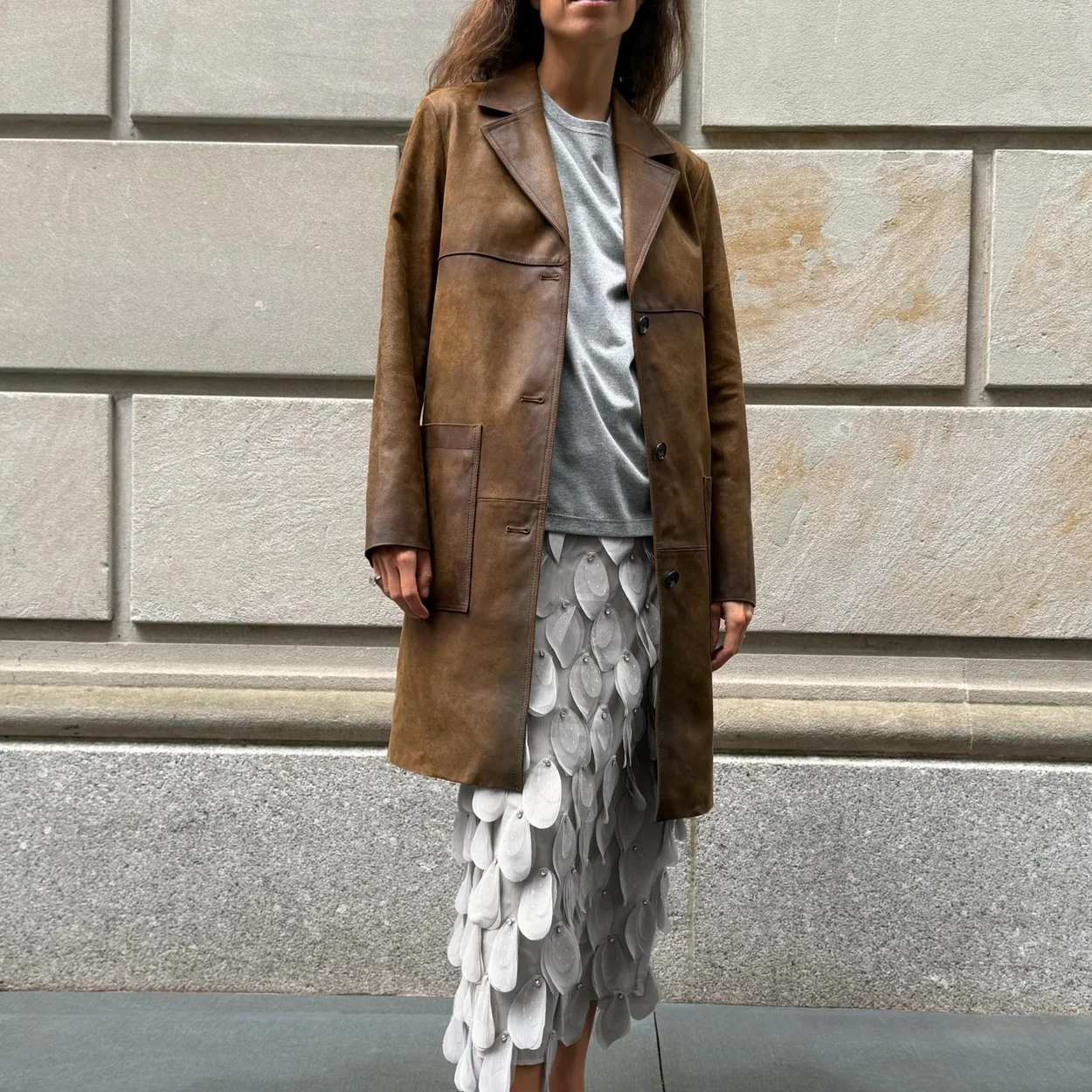 Modelo con chaqueta de ante y falda de lentejuelas de Zara