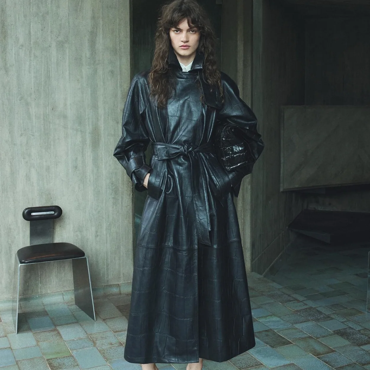 Modelo con vestido de piel negro de Zara